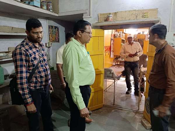 बांसवाड़ा. डॉ चौहान के क्लीनिक में डॉक्टर नहीं मिलने पर बेटे से जानकारी लेते सीएमएचओ।