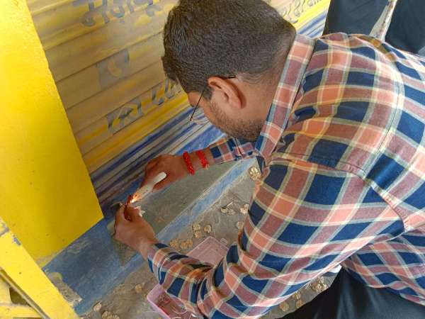  बांसवाड़ा. डॉ चौहान के क्लीनिक पर सील लगाते कार्मिक।