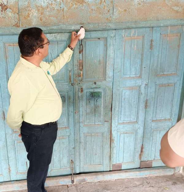 बांसवाड़ा. डॉ सक्सेना के क्लीनिक पर सील लगाते सीएमएचओ।