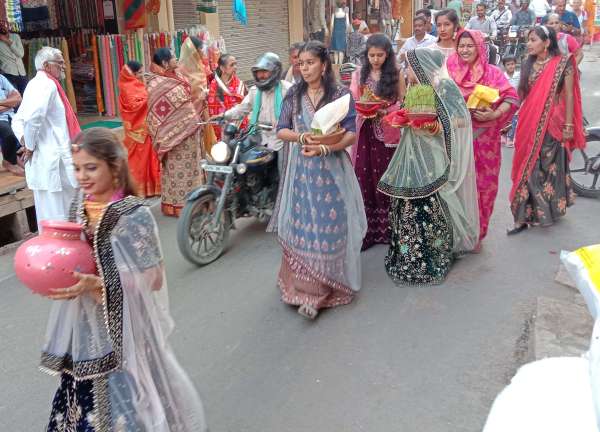  ईसर व गौरी की प्रतिमाओं का विसर्जन