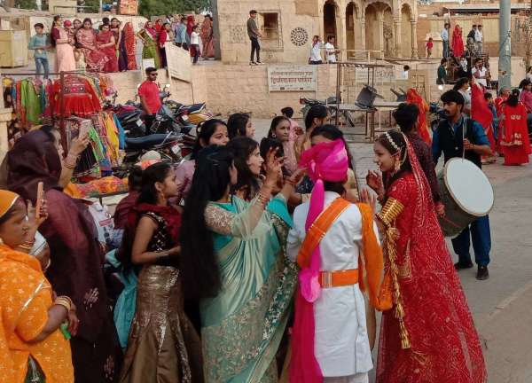 ईसर व गौरी की प्रतिमाओं का विसर्जन