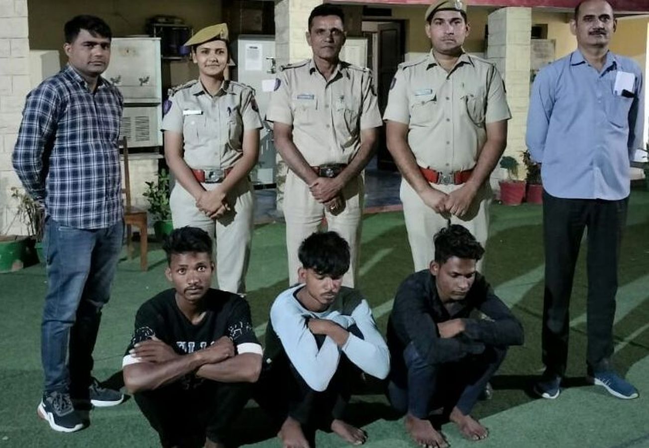 दुकान से मोबाइल चुराने वाली गैंग पकड़ी, तीन गिरफ्तार