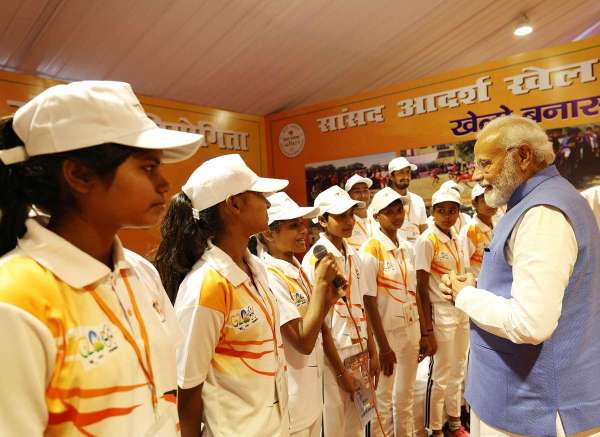 वाराणसी में सांसद खेल प्रतियोगिता के विजेताओं से भी मुलाकात