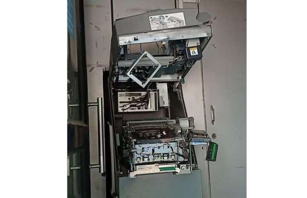 चोर द्वारा तोड़ा एटीएम।