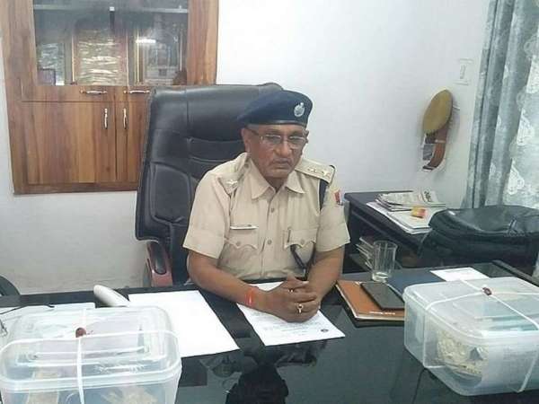 चोरी की वारदातों का खुलासा कर बरामद हुए आभूषण बताते एएसपी भाटी।