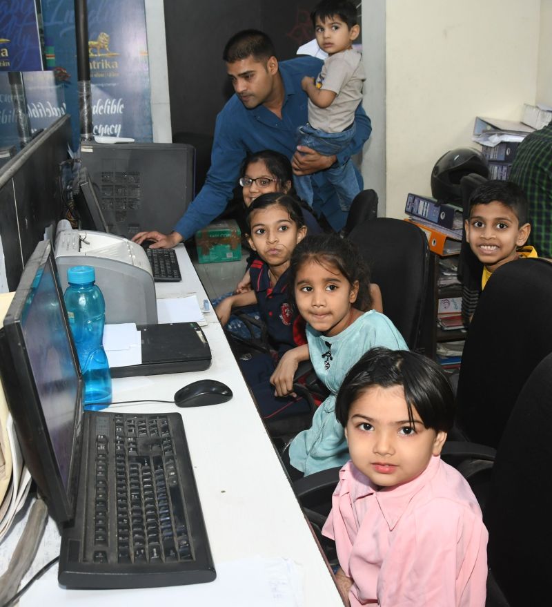 BITIYA IN OFFICE : अखबार का कामकाज समझा, खबरें पढ़ीं