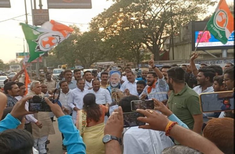 राहुल की सदस्यता पर गुस्साएं कांग्रेसियों ने किया चक्काजाम, फूंका केंद्र सरकार और पीएम का पुतला