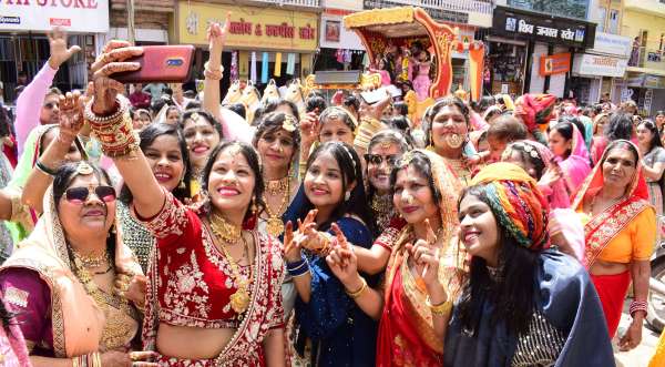 अद्भुत...चांद सितारे को लेकर देखने आया गणगौर