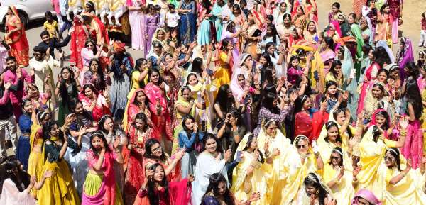 अद्भुत...चांद सितारे को लेकर देखने आया गणगौर