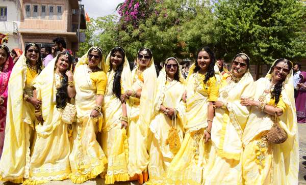 अद्भुत...चांद सितारे को लेकर देखने आया गणगौर