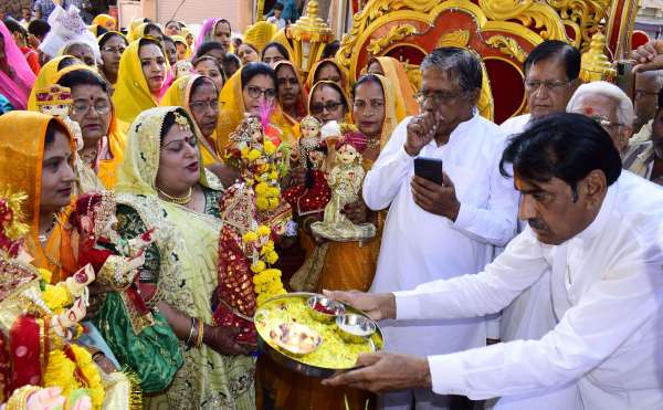 अद्भुत...चांद सितारे को लेकर देखने आया गणगौर