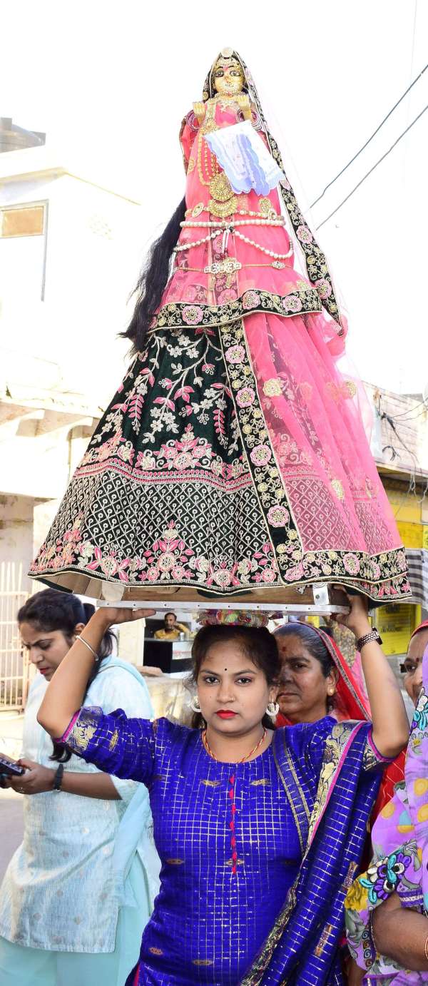 अद्भुत...चांद सितारे को लेकर देखने आया गणगौर