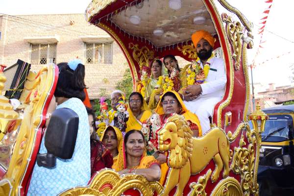 अद्भुत...चांद सितारे को लेकर देखने आया गणगौर