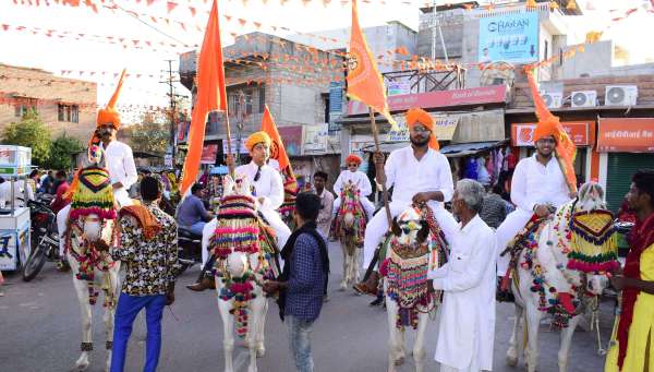 अद्भुत...चांद सितारे को लेकर देखने आया गणगौर