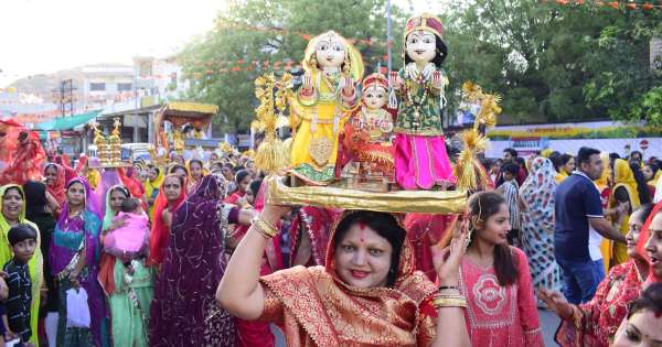 अद्भुत...चांद सितारे को लेकर देखने आया गणगौर