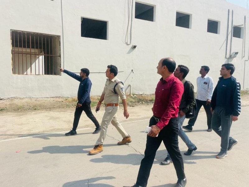 बैंक में घुसे चोर से नहीं टूट सका तिजोरी का लॉक