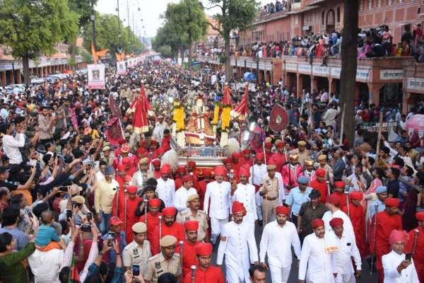 शाही अंदाज में निकाली गई परकोटे से गणगौर माता की सवारी