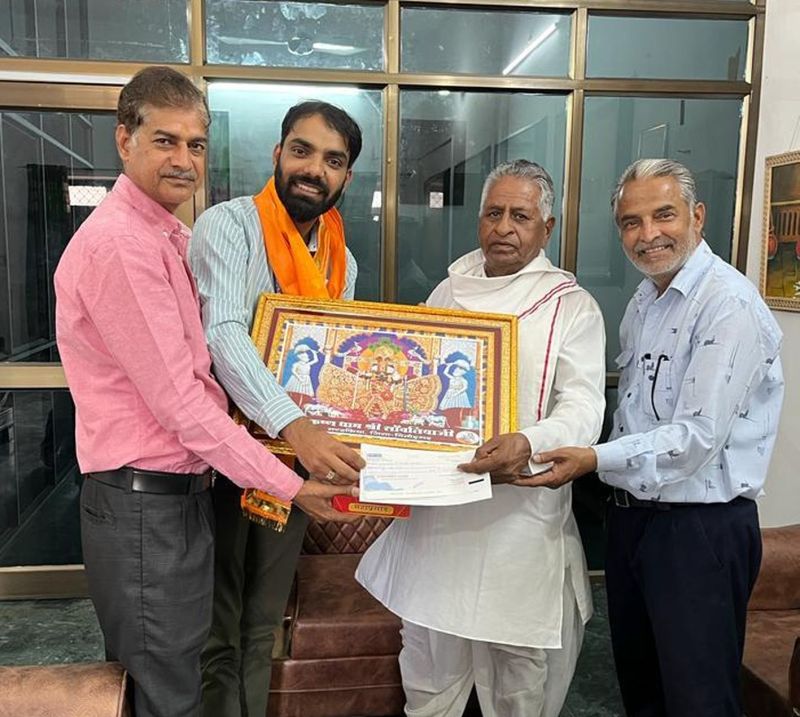 जयपुर के व्यवसायी ने सांवरा को भेंट किए 50 लाख