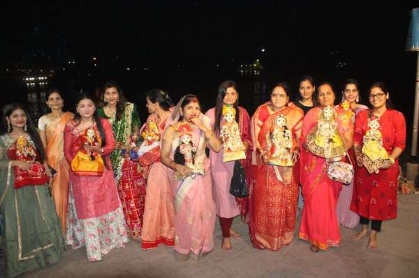 लोक पर्व गणगौर पर शहर में पुष्प वर्षा