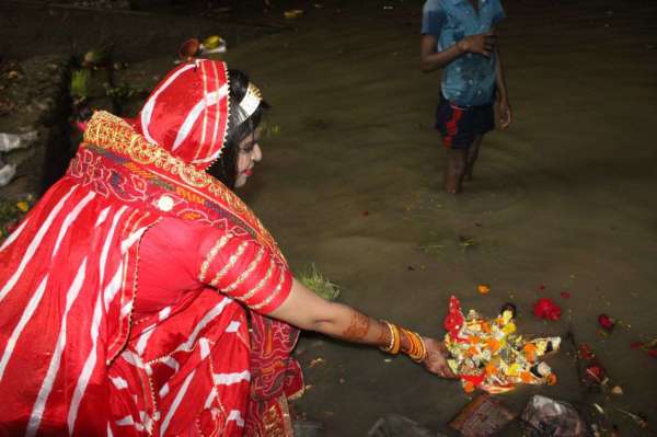 लोक पर्व गणगौर पर शहर में पुष्प वर्षा