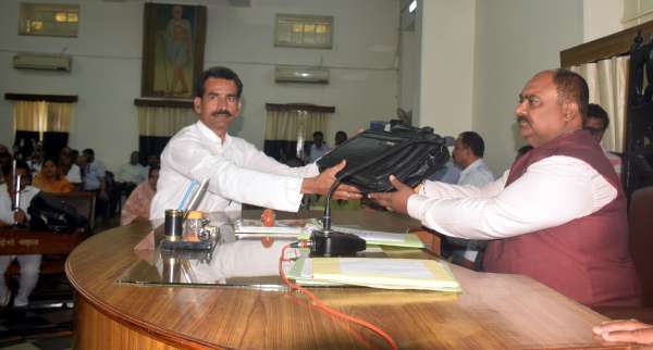 पूजन के बाद बजट पेश  