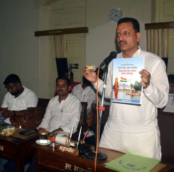 पूजन के बाद बजट पेश 