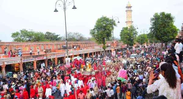 Old Gangaur's ride came out with royal lavajme