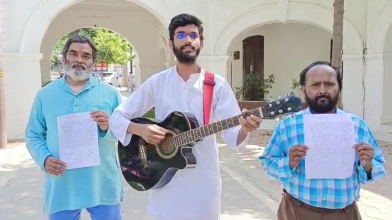 KANPUR: युवक ने गीत गाकर लगाई न्याय की गुहार