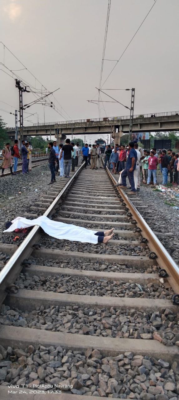 बच्चे की मौत का सदमा बर्दास्त नहीं कर पाई मां मालगाड़ी के सामने कूद कर दे दी जान