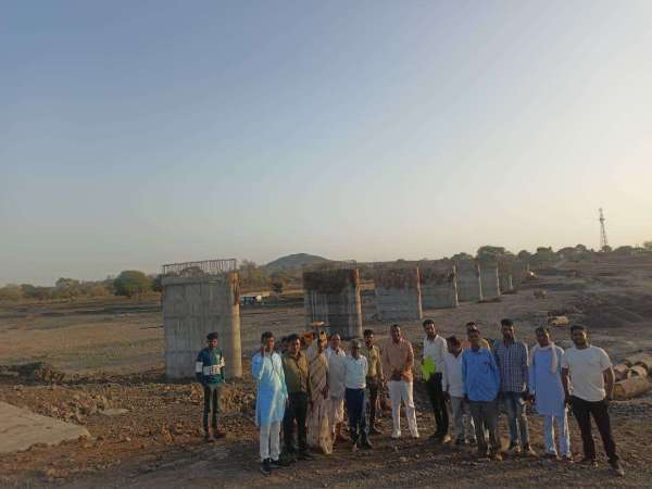 बांसवाड़ा/ठीकरिया. निरीक्षण के दौरान राज्यमंत्री बामनिया के साथ मौजूद पार्टी कार्यकर्ता, ग्रामीण और विभागीय अधिकारी।