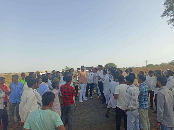 बांसवाड़ा/ठीकरिया. निरीक्षण के दौरान जनजातीय क्षेत्रीय विकास विभाग मंत्री अर्जुन सिंह बामणिया से चर्चा करते ग्रामीण एवं अन्य लोग।