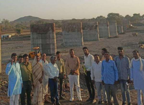 बांसवाड़ा /ठीकरिया. निरीक्षण के दौरान जनजातीय क्षेत्रीय विकास विभाग मंत्री अर्जुन सिंह बामणिया से चर्चा करते ग्रामीण एवं अन्य लोग।