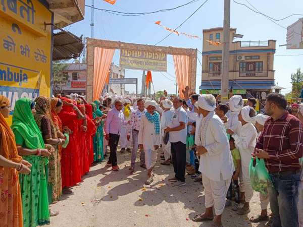 बांसवाड़ा.डडूका. 16 चोखलों के 170 गांवों से पहुंचे समाजजनों को अ​भिवादन करते डडूका पाटीदार समाजजन।