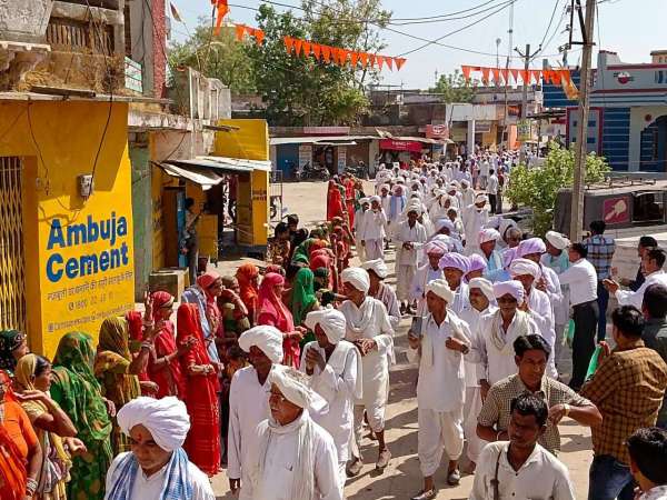 बांसवाड़ा.डडूका. बैठक में जाते समाजजन।
