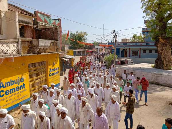बांसवाड़ा.डडूका. डडूका गांव में आयोजित बैठक में ​शिरकत करने लिए 170 गांवों से पहुंचे वागडि़या पाटीदार समाजजन।