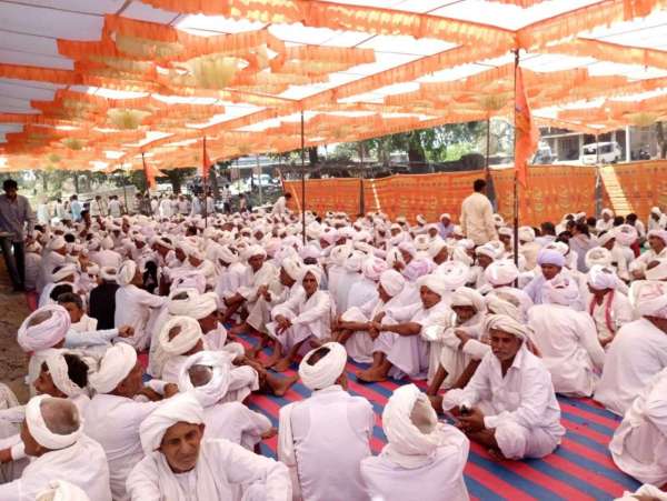 बांसवाड़ा.डडूका. बैठक में उप​िस्थत समाजजन।