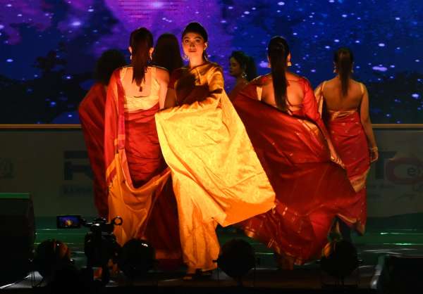 फैशन शो में मॉडल रैंप वॉक करती हुई