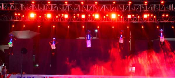 हवा में लटक कर ड्रम बजाते कलाकार