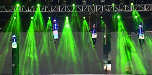 हवा में लटक कर ड्रम बजाते कलाकार