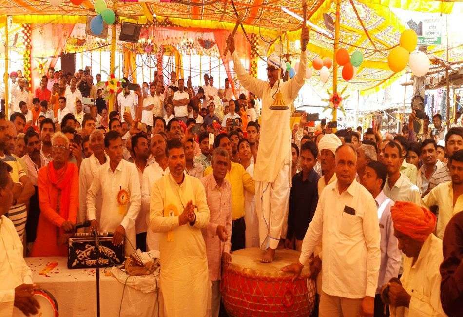 हेला ख्याल दंगल में नेताओं पर वार: चांदी के टुकड़ों पर बिक रही न्याय धर्म सच्चाई, रिश्वत लेवे भ्रष्टाचारी काली करें कमाई....