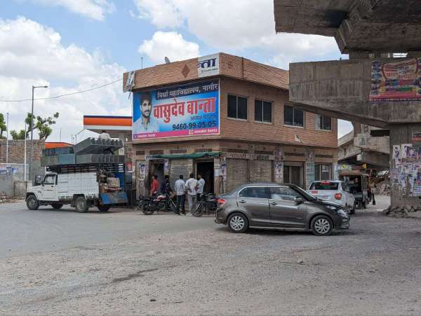 6 महीने से आरओबी निर्माण में रोड़ा बनी दुकान 3 घंटे में जमींदोज