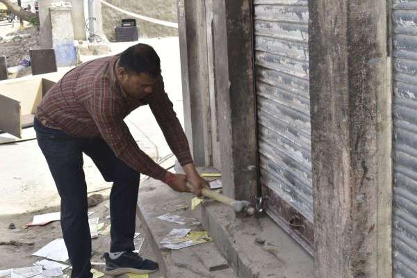 6 महीने से आरओबी निर्माण में रोड़ा बनी दुकान 3 घंटे में जमींदोज