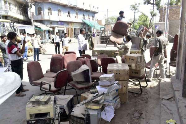 6 महीने से आरओबी निर्माण में रोड़ा बनी दुकान 3 घंटे में जमींदोज