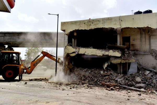 6 महीने से आरओबी निर्माण में रोड़ा बनी दुकान 3 घंटे में जमींदोज