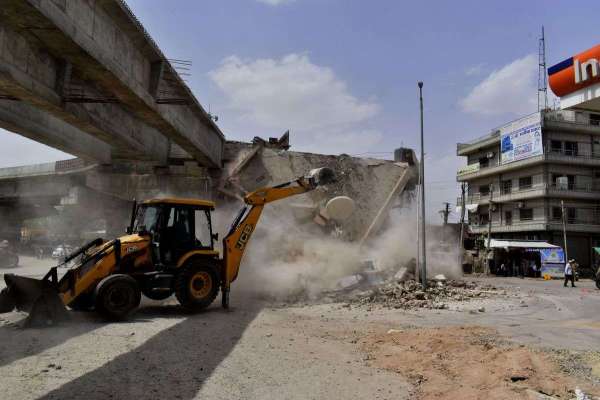 6 महीने से आरओबी निर्माण में रोड़ा बनी दुकान 3 घंटे में जमींदोज