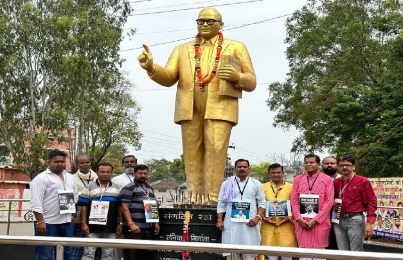 संकल्प सत्याग्रह में बैठे PCC चीफ मोहन मरकाम और कांग्रेसी