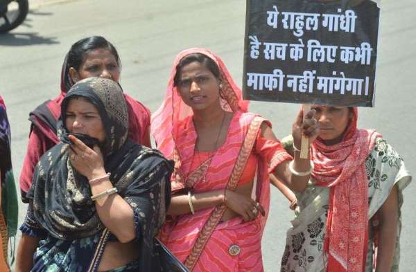राहुल गांधी की लोकसभा सदस्यता रद्द करने के विरोध में कांग्रेस का प्रदर्शन और नारेबाजी