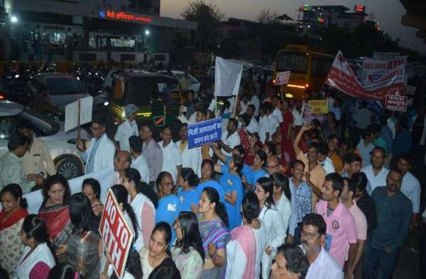 निजी चिकित्सकों ने निकाली महारैली