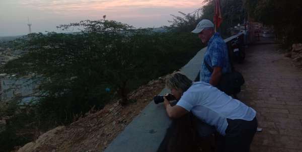 शहर को कैमरे में कैद करना कतई नहीं भूलते