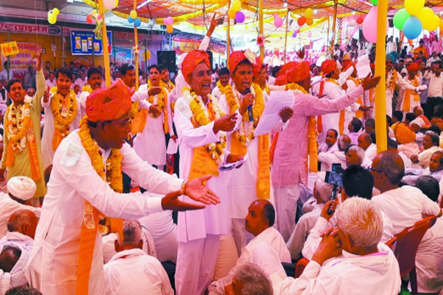 हेला ख्याल गीत दंगल में नेताओं पर किया व्यंग्य, गायन मंडलियों की प्रस्तुतियों ने बांधा समां